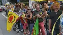 Sejumlah demonstran bersiap membentuk rantai manusia dalam aksi protes di Aachen, Jerman barat, 25 Juni 2017. Ribuan orang menuntut penutupan dua reaktor nuklir, yakni reaktor nuklir Tihange dan reaktor nuklir Doel di Belgia. (Henning Kaiser/dpa/AFP)