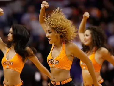 Phoenix Suns Cheerleaders saat beraksi pada laga NBA di Talking Stick Resort Arena, AS. (AFP/Christian Petersen/Getty Images)