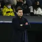 Pelatih PSG Mauricio Pochettino menyaksikan para pemainnya dalam pertandingan melawan Real Madrid pada leg kedua babak16 besar Liga Champions di Stadion Santiago Bernabeu, Kamis (10/3/2022) dini hari WIB. PSG kalah 1-3. (AP Photo/ Manu Fernandez)