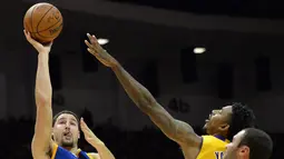 Klay Thompson (kiri) melakukan tembakan saat dihadang para pemain LA Lakers pada laga NBA preseason di Valley View Casino Center, San Dieg, Kamis (20/10/2016). (Reuters/Jake Roth-USA TODAY Sports)