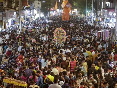 Orang-orang memadati pasar saat mereka berbelanja menjelang festival Diwali di Mumbai, India, Minggu (31/10/2021). Diwali, Festival lampu Hindu, akan dirayakan pada 4 November. (AP Photo/Rajanish Kakade)