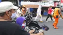 Petugas gabungan dari Kecamatan Cilandak mengarak instalasi peti mati jenazah Covid-19 di kawasan perumahan Fatmawati, Jakarta, Jumat (28/8/2020). Sosialisasi tersebut dilakukan untuk memberikan peringatan kepada warga akan bahaya penularan virus Covid-19. (Liputan6.com/Herman Zakharia)