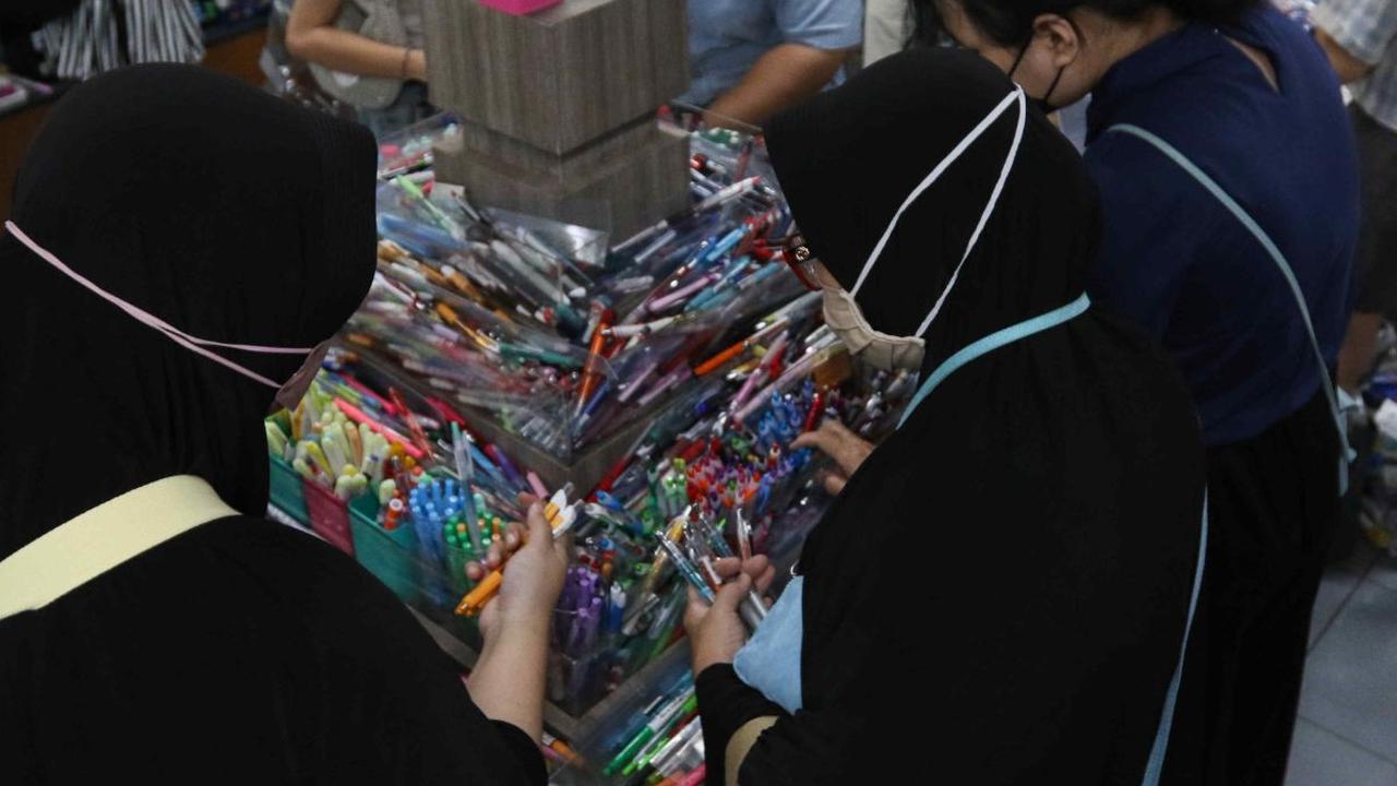Tak hanya memburu buku-buku yang diobral, pembeli juga memborong alat tulis seperti pulpen, pensil dan lain-lain sebagainya yang dijual di Toko Buku Gunung Agung.