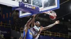 Pebasket Amartha Hangtuah, Zoran Talley Jr, berusaha menghadang pebasket Satria Muda Pertamina, Mycheal Gerome Henry, pada laga lanjutan musim reguler IBL 2024 di Pertamina Simprug Arena,  Jumat (24/5/2024). (Bola.com/M iqbal Ichsan)
