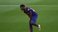 Ansu Fati tampak memegangi lutut karena kesakitan di pertandingan Barcelona vs Real Betis di Camp Nou, Minggu (8/11/2020) (AP)