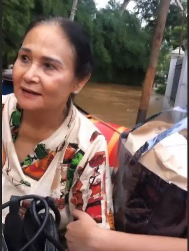 Momen Evakuasi Ibunda Yuni Shara saat Banjir, Mengungsi ke Tempat yang Aman