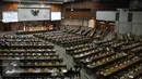 Suasana saat Sidang Paripurna dengan agenda penyampaian Ikhtisar Hasil Pemeriksaan Semester (IHPS) Semester 1 2015 oleh BPK, Jakarta, Senin (5/10/2015). Banyak anggota DPR yang tidak hadir saat sidang tersebut. (Liputan6.com/JohanTallo)