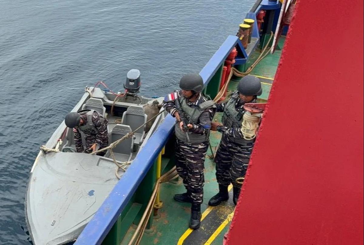 FOTO: KRI Pari-849 Amankan Kapal Pengangkut Ore Nikel Ilegal di Perairan Sulawesi Tenggara