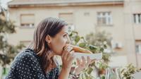 Ilustrasi perempuan sedang menikmati sajian roti. (Foto: Shutterstock)
