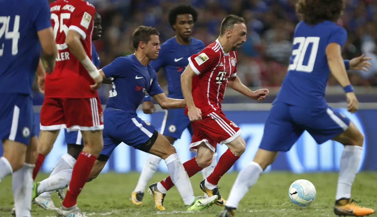 Gelandang Bayern Munchen, Franck Ribery, berusaha melewati pemain Chelsea pada laga turnamen pramusim ICC 2017 di Stadion Nasional Singapura, Selasa (25/7/2017). Bayern Munchen menang 3-2 atas Chelsea. (EPA/Wallace Woon)