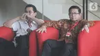 Direktur Utama PT Perkebunan Nusantara (PTPN) XI, Gede Meivera Utama (kemeja putih) bersama Direktur Utama PT Perkebunan Nasional (PTPN)  X, Dwi Satriyo Annurogo duduk di ruang tunggu saat akan menjalani pemeriksaan di Gedung KPK, Jakarta, Rabu (13/11/2019). (merdeka.com/Dwi Narwoko)