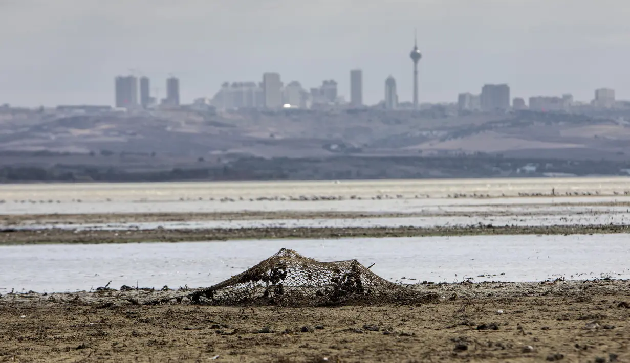 Pemandangan dasar Danau Buyukcekmece di Istanbul, Turki, 21 September 2020. Kota metropolitan terbesar Turki, Istanbul, berusaha mengatasi kekurangan air akibat minimnya curah hujan dan musim panas yang kering. (Xinhua/Osman Orsal)