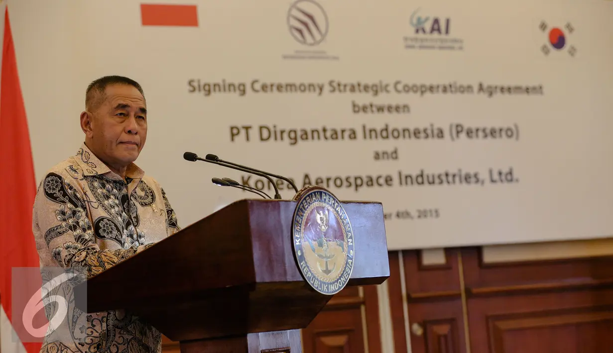 Menteri Pertahanan Ryamizard Ryacudu memberikan sambutan usai penandatanganan MoU strategic cooperation agreement di Kantor Kementerian Pertahanan, Jakarta, Jumat (4/12). (Liputan6.com/Faizal Fanani)