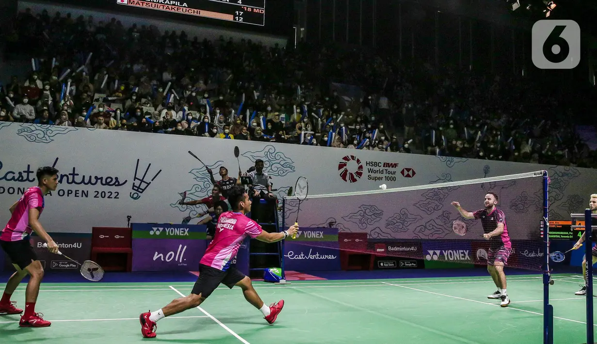 Ganda putra Indonesia Pramudya Kusumawardana/Yeremia Rambitan mengembalikan kok Ben Lane/Sean Vendy dari Inggris saat tampil dalam Indonesia Open 2022 di Istora Senayan, Jakarta, Rabu (15/6/2022). Pramudya Kusumawardana dan Yeremia Rambitan menang dengan skor 21-19, 21-15. (Liputan6.com/Faizal Fanani)