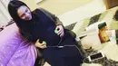 Presenter, yang juga dokter Nycta Gina sedang menyetel musik untuk didengarkan pada calon buah hatinya. Ia menempelkan pada perutnya yang mulai besar.(foto: instagram/missnyctagina)