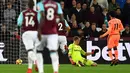 Kiper West Ham, Joe Hart gagal menghalau tendangan Gelandang Liverpool, Mohamed Salah saat bertanding pada lanjutan Premier League di Olympic Stadium, London, Sabtu (4/11). Liverpool menang telak 4-1 atas West Ham. (AFP Photo/Ben Stansall)