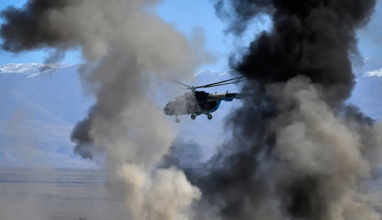 Helikopter militer Mi-8 terbang selama fase aktif pelatihan bersama "Indestructible Brotherhood-2023" dengan Pasukan Penjaga Perdamaian dari Organisasi Perjanjian Keamanan Kolektif atau Collective Security Treaty Organization (CSTO) di tempat latihan "Edelweiss" di Balykchy, sebuah kota dekat Danau Issyk-Kul sekitar 180 km tenggara dari Bishkek, Kyrgyzstan, Rabu (11/10/2023). (AP Photo/Vladimir Voronin)