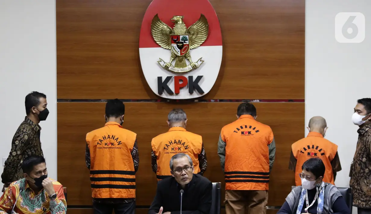 Wakil Ketua Komisi Pemberantasan Korupsi, Alexander Marwata (tengah) saat membacakan rilis penetapan dan penahanan mantan Wali Kota Yogyakarta, Haryadi Suyuti di Gedung KPK, Jakarta, Jumat (3/6/2022). Haryadi Suyuti ditahan KPK terkait suap pengurusan perizinan di wilayah Pemkot Yogyakarta. (Liputan6.com/Helmi Fithriansyah)
