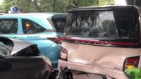 Tabrakan beruntun di Jalan Ahmad Yani, Jakarta Timur, pada Jumat (11/7/2025) pagi. (Dok. Tangkapan Layar Media Sosial @jakartatimur24jam)