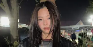 Jennie tampil mengenakan jaket leather hitam dipadukam bawahan denim. [@jennierubyjane]