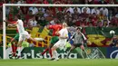 Jorge Andrade. Adalah pencetak gol bunuh diri ke-5 sepanjang sejarah Euro. Saat itu Portugal berhadapan dengan Belanda di laga semifinal Euro 2004, 30 Juni 2004. Gol terjadi di menit ke-63 saat Portugal unggul 2-0. Hasil akhir Portugal menang 2-1. (Foto: AFP/Lluis Gene)