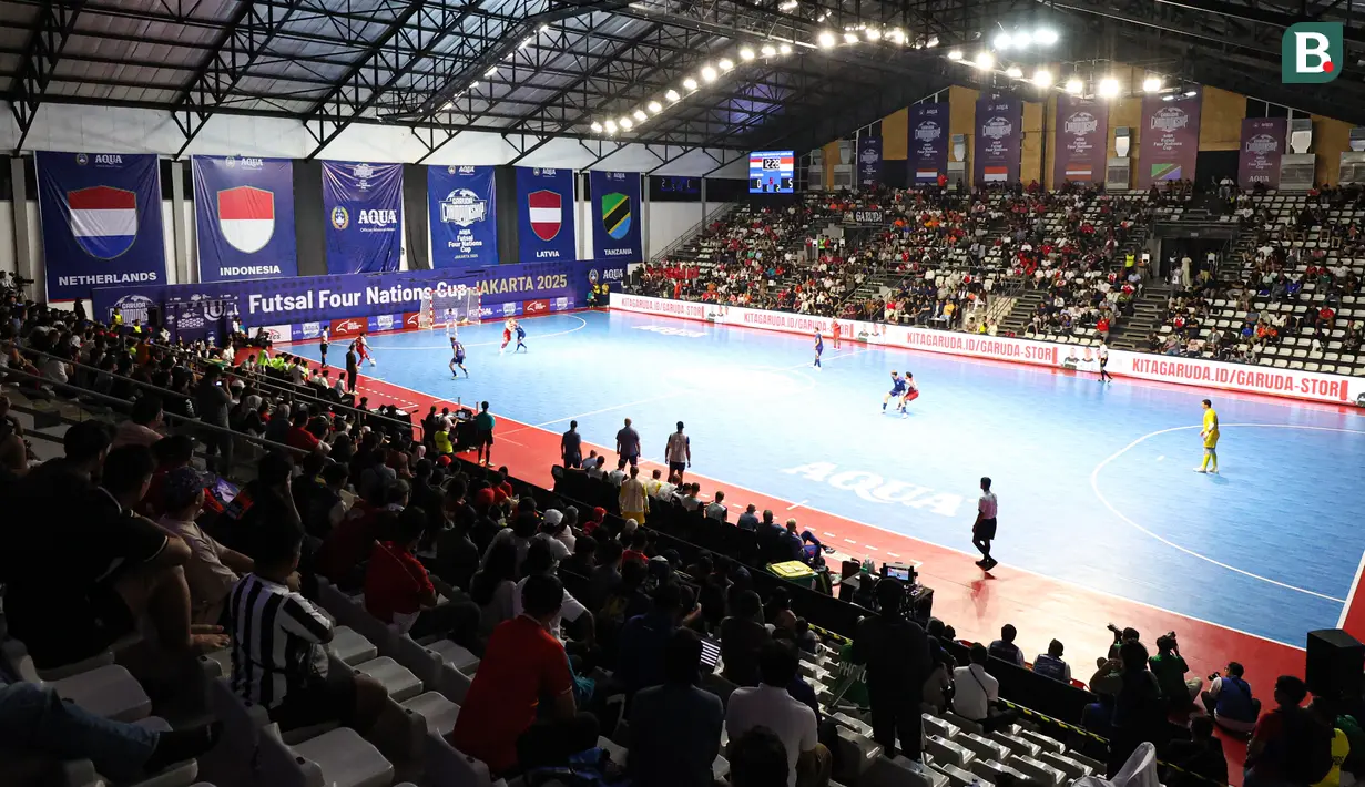 Kondisi tempat pertandingan Timnas Futsal Indonesia saat melawan Belanda pada laga lanjutan Four Nations Cup 2025 yang bergulir di Hall Basket Senayan, Jakarta, pada Sabtu (20/9/2025).