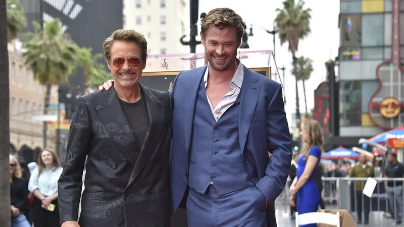 Robert Downey Jr dan Chris Hemsworth. (Jordan Strauss/Invision/AP)