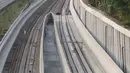 Penampakan proyek Light Rail Transit (LRT) Jabodebek di Jakarta, Minggu (12/8). Progres pembangunan proyek yang dimulai sejak 2015 tersebut sampai saat ini telah mencapai 41 persen. (Liputan6.com/Immanuel Antonius)