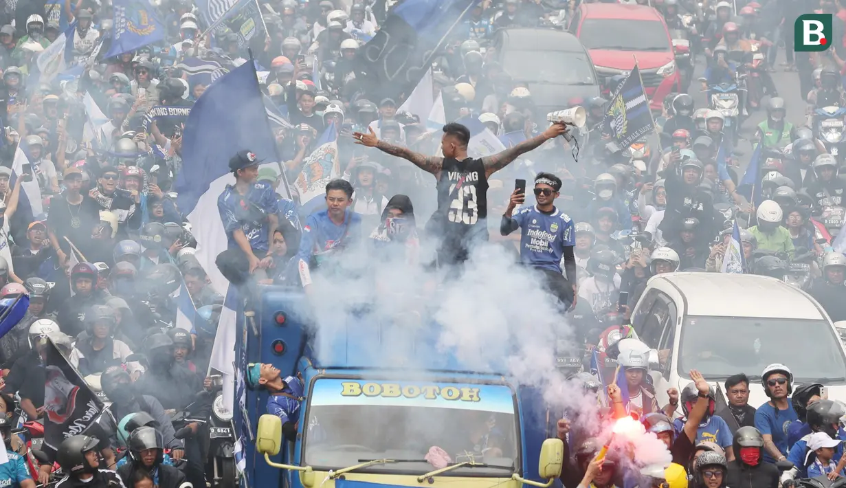 Para pendukung Persib Bandung yang dikenal dengan sebutan bobotoh melakukan pawai di Kota Bandung, Sabtu (1/6/2024) untuk menyambut kedatangan skuad Persib Bandung usai menjadi juara Championship Series BRI Liga 1 2023/2024. (Bola.com/M Iqbal Ichsan)