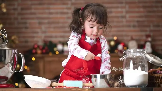 Potret Gemas Chloe Anak Asmirandah saat Bikin Adonan Kue, Gayanya Bak Chef Profesional