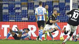 Pemain Spezia, Tommaso Pobega, melakukan selebrasi usai mencetakk gol ke gawang Napoli pada laga Liga Italia di Stadion Diego Armando Maradona, Rabu (6/1/2021). Napoli takluk dengan skor 1-2. (Alessandro Garofalo/LaPresse via AP)