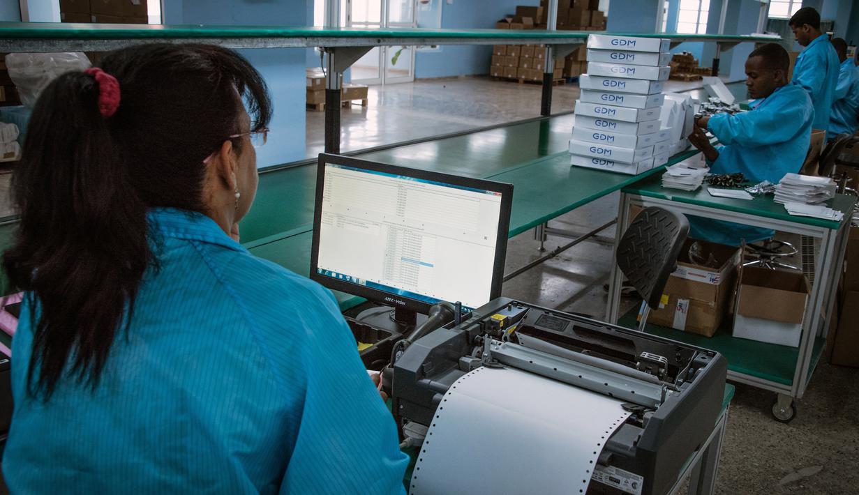 Teknisi wanita mendata tablet PC berteknologi Haier China di sebuah pabrik Industri Informatika, Komunikasi dan Elektronika Kuba (Gedeme) di Havana, Kuba (15/5). (AFP Photo/Adalberto Roque)