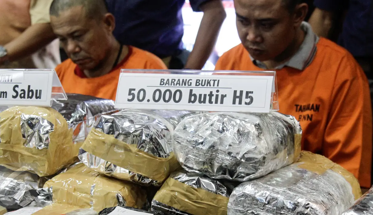 Barang bukti narkoba jenis H5 saat rilis sindikat peredaran narkotika jaringan Malaysia di Gedung BNN, Jakarta, Jumat (28/10). Sebanyak 50.000 butir H5, 39 kg sabu dan 98.960 butir ekstasi berhasil diamankan petugas. (Liputan6.com/Yoppy Renato)