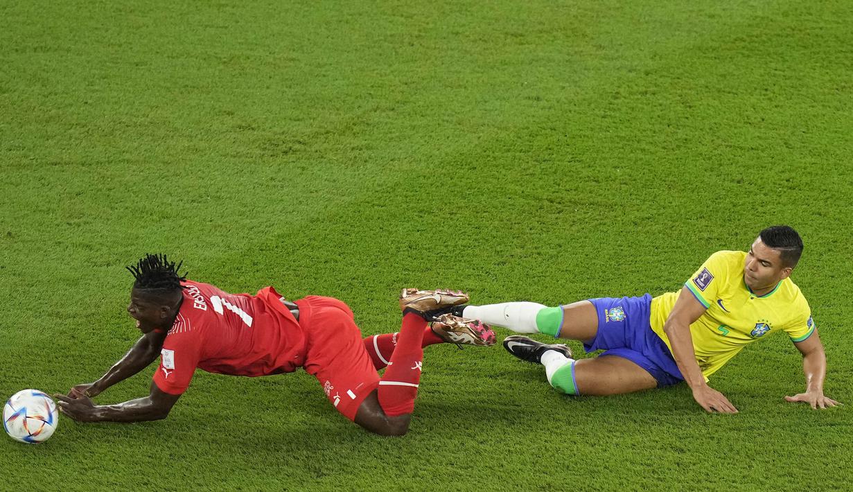 Casemiro merupakan salah satu gelandang bertahan terbaik yang dimiliki Brasil. Dalam pertandingan melawan Swiss dirinya didapuk mengawasi pergerakan dari Breel Embolo. (AP Photo/Darko Bandic)