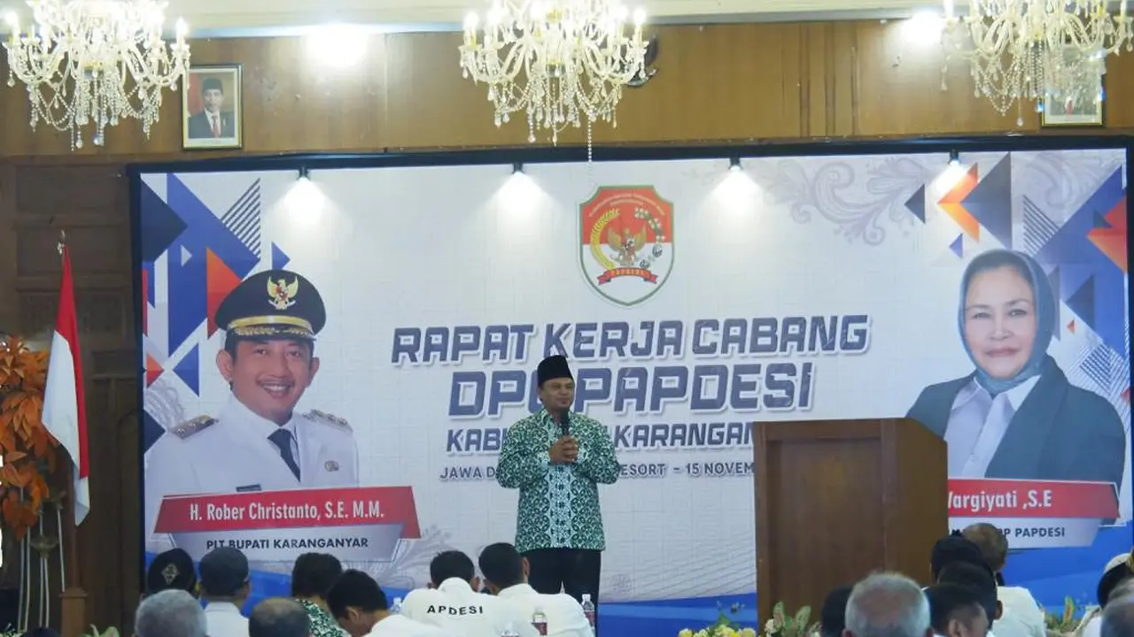 Dewan Pimpinan Cabang Perkumpulan Aparatur Pemerintah Desa Seluruh Indonesia (DPC Papdesi) Karanganyar menggelar rapat kerja cabang (rakercab) di Jawa Dwipa Haritage Resort & Convention Jalan Raya Solo-Tawangmangu KM.34, Jawa Tengah, Rabu (15/11/2023) (Is