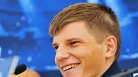 4. Andrey Arshavin - Mantan pemain Arsenal sempat berkarir di dunia politik dan mencalonkan diri untuk partai politik yang sangat dominan saat itu yang dipimpin oleh Vladimir Putin namun ia mundur beralasan ingin fokus di sepakbola. (AFP/Olga Maltseva)