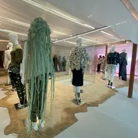 Toton Januar sekali lagi berhasil sajikan koleksi yang memukau.Semua berawal pada saat pandemi di dua tahun lalu mulai berakhir, dan kembali hadirnya semangat untuk bangkit. Peralihan besar ini menjadi lampu hijau bagi Toton untuk kembali bebas berkarya dan berkreasi. [ Foto: Fimela.com ]