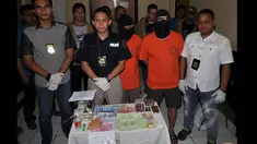 Anggota kepolisian menunjukan barang bukti kasus narkotika gitaris grup band Padi, Ari Tri Susanto di Polres Metro, Jakarta Selatan, Kamis (22/1/2015). (Liputan6.com/Miftahul Hayat)