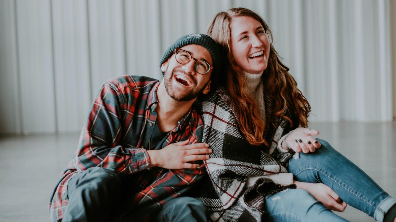 Cara Zodiak Berelemen Tanah Menunjukkan Cinta Pada Pasangannya