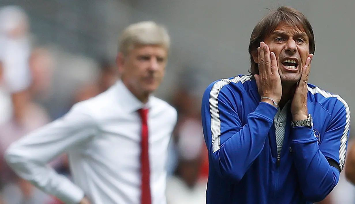 Pelatih Chelsea, Antonio Conte saat mengintruksikan para pemainnya saat bertanding FA Community Shield di Stadion Wembley, London, Inggris (6/8). The Gunners mengangkat trofi usai menang 3-1 atas Chelsea dalam adu penalti. (AP Photo/Frank Augstein)