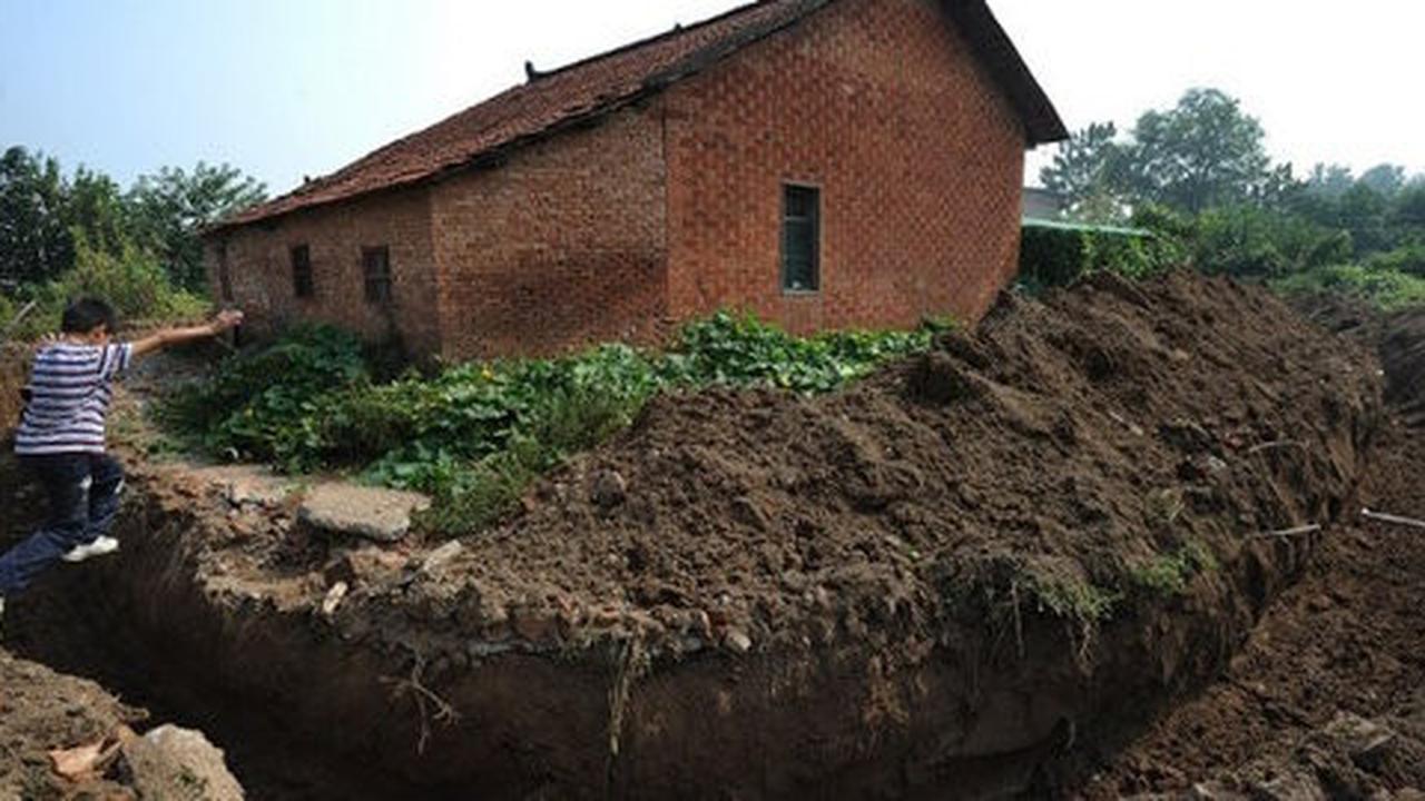 Menolak digusur, rumah lansia China dipagari parit sedalam 1,5 meter