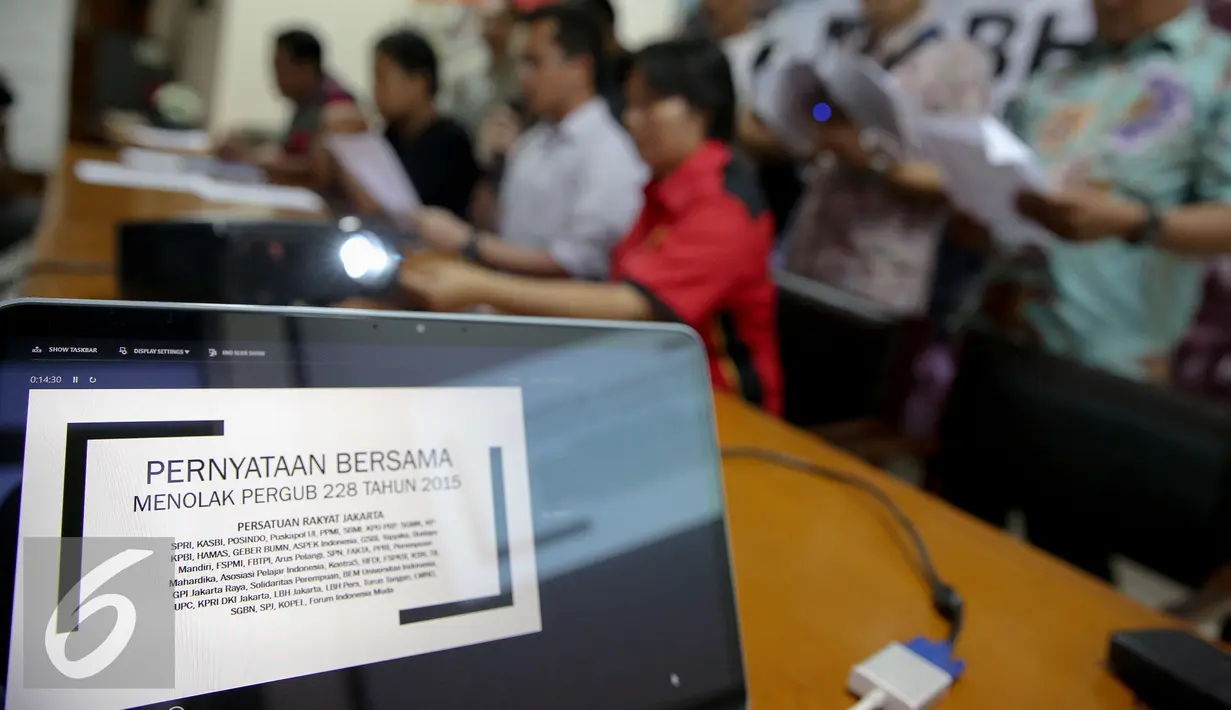 Sebuah monitor bertuliskan pernyataan bersama menolak Pergub 228 tahun 2015 terlihat saat konferensi pers di kantor LBH Jakarta, Jum'at (11/6/2015). Mereka menolak keras peraturan gubenur Jakarta No 228 Tahun 2015 . (Liputan6.com/Faizal Fanani)