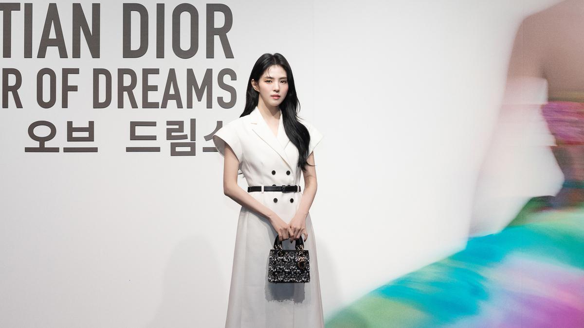 Han So Hee Tampil Memukau Hadiri Dior Exhibition di Seoul, Rahasia ...