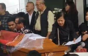 Jenazah pramugari Esther Aprilita Pinarsinta B. Sianipar, korban kecelakaan pesawat ATR 42-500 di Sulawesi Selatan, dimakamkan di TPU Gunung Gadung, Sabtu (24/1/2026) siang