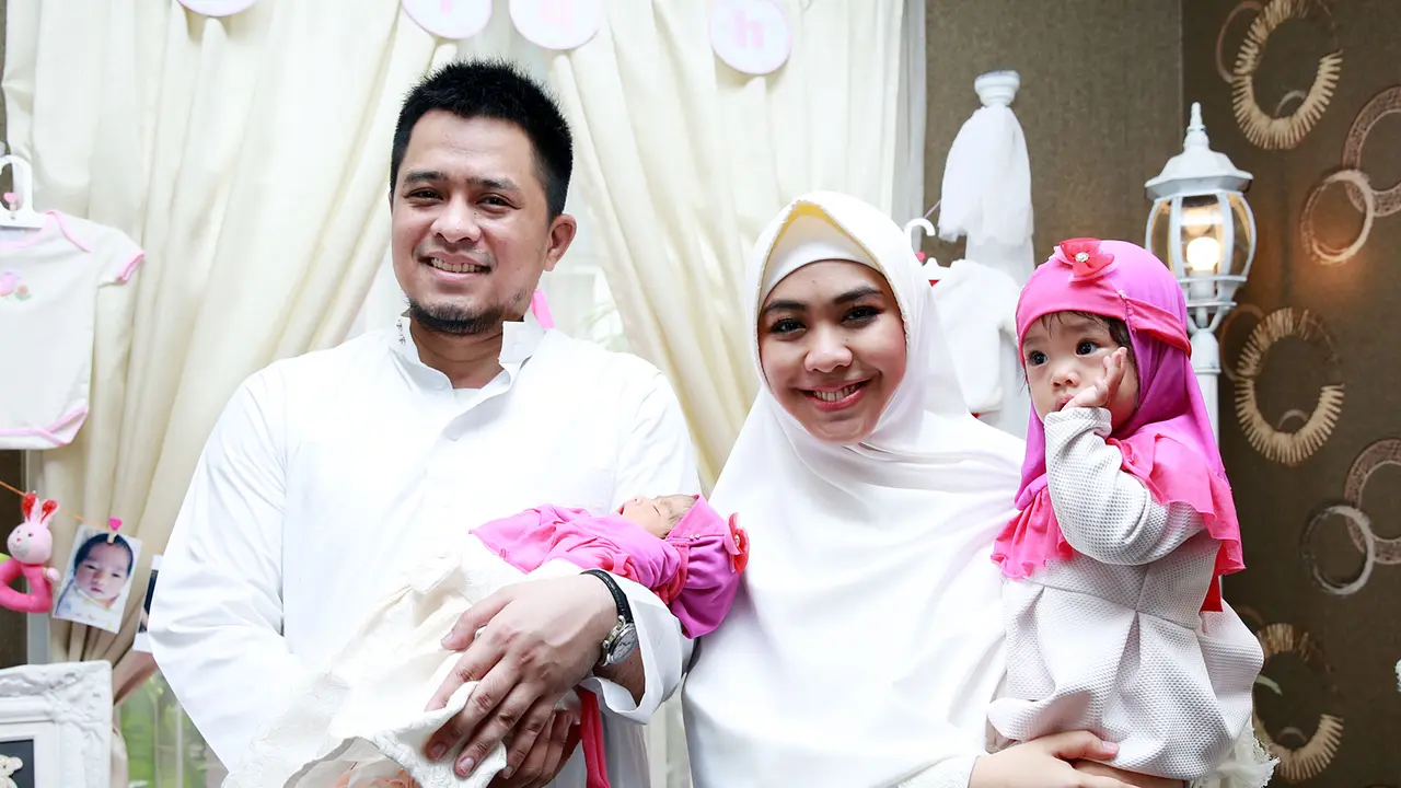 Oki Setiana Dewi dan keluarga