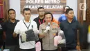 Kapolres Jakarta Selatan Kombes Bastoni Purnomo menunjukkan barang bukti dan tersangka kasus pelecehan seksual di Jakarta, Minggu (26/1/2020). Sopir taksi online itu ditangkap karena melakukan masturbasi di depan tiga wanita di Gatot Soebroto, Jakarta Selatan. (Liputan6.com/Immanuel Antonius)