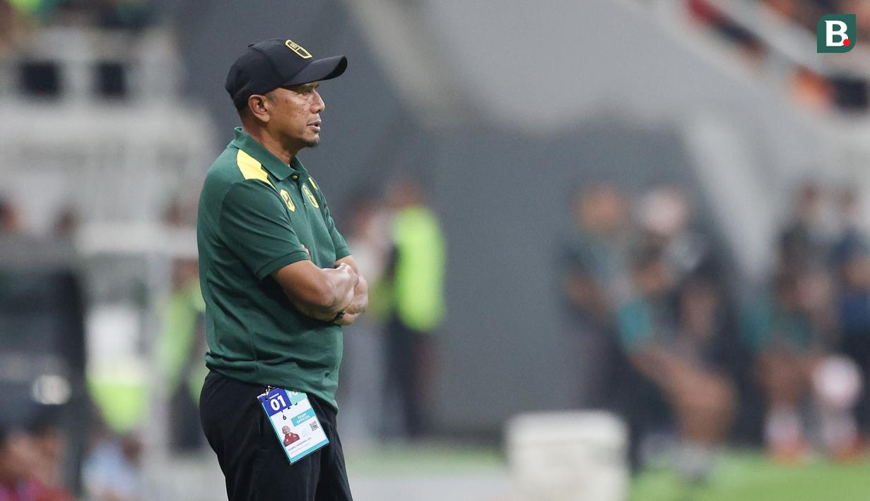 Pelatih Barito Putera, Rahmad Darmawan, mengamati permainan anak asuhnya saat melawan Persija Jakarta pada laga BRI Liga 1 2024/2025 di Jakarta International Stadium, Sabtu (10/8/2024). (Bola.com/Abdul Aziz)