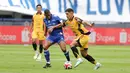 Pemain Persija Jakarta, Van Basty Sousa (kanan) berebut bola dengan pemain Persib Bandung, Uilliam Barros Pereira dalam laga lanjutan BRI Super League 2025/2026 melawan Persija Jakarta di Stadion Gelora Bandung Lautan Api, Bandung, Minggu (11/01/2026). (Bola.com/Abdul Aziz)