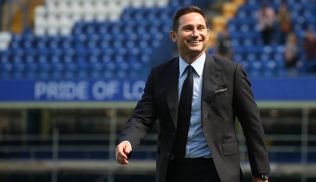 Frank Lampard ditunjuk sebagai pelatih Chelsea pada musim 2019/2020 usai performa apiknya bersama Derby County. Mantan gelandang The Blues tersebut melakukan yang hebat dengan mengorbitkan beberapa pemain muda seperti Mason Mount, Reece James dan Billy Gilmour. (AFP/Isabel Infates)
