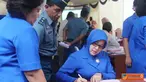Citizen6, Jakarta: Ketua Gabungan Jalasenastri Kolinlamil Ismiartini Darojatim menyumbangkan darahnya pada peringatan Hari Ibu ke-84 di Kantor Kementerian Pertahanan Republik Indonesia (Kemhan RI) Jalan Merdeka Barat, Jakarta, Senin (12/11). (Pengirim: Di